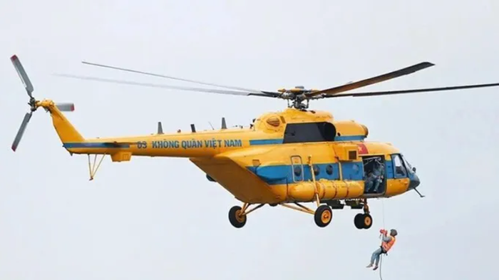 Trực thăng của Quân chủng Phòng không - Không quân cứu nạn người dân bị mắc kẹt do mưa lũ. Ảnh: Quân chủng Phòng không - Không quân