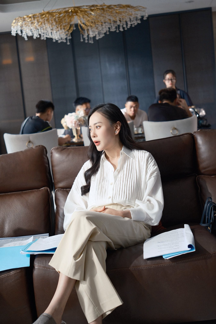 Phương Oanh tập trung cao độ ở phim trường. Ảnh: FBNV