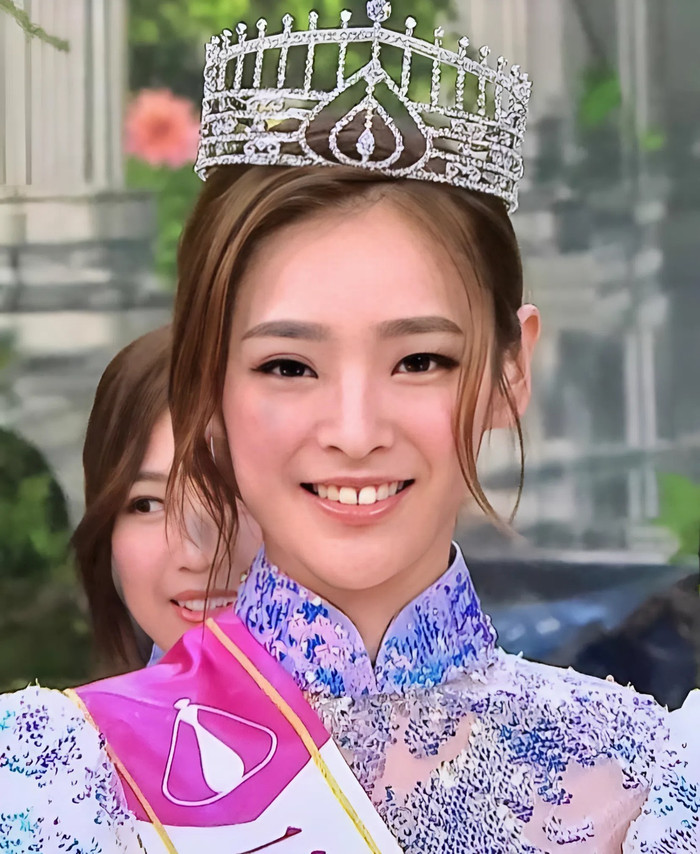 Người đẹp đăng quang danh hiệu Á hậu 1 Hoa hậu Hong Kong 2020 nhưng sau đó vướng bê bối tình cảm. (Ảnh exmoo.com)