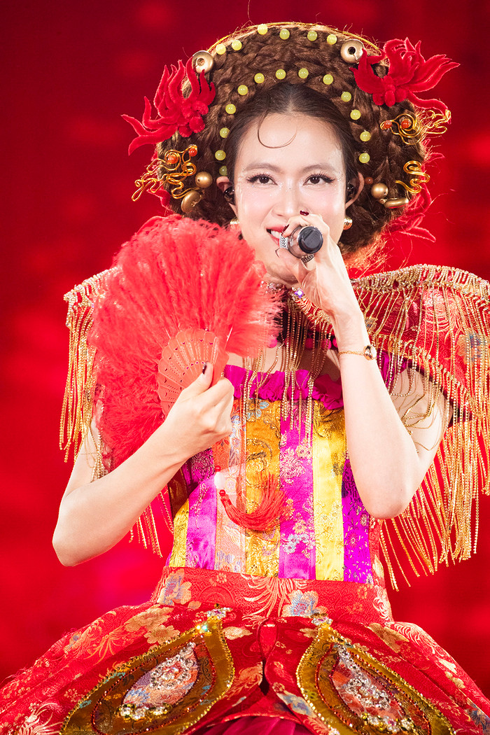 Hoàng Thuỳ Linh trên sân khấu tối 9/8.