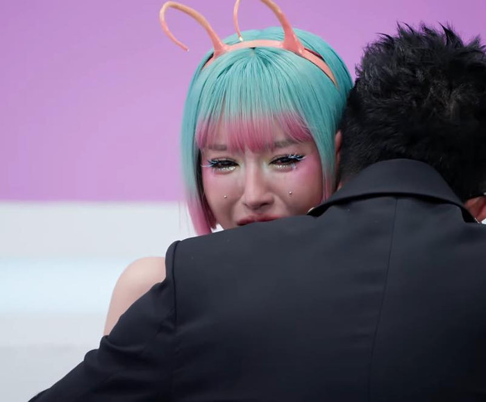 Bích Phương đã khóc rất nhiều khi loại 3 thành viên. (Ảnh: Hóng Hớt Showbiz page)