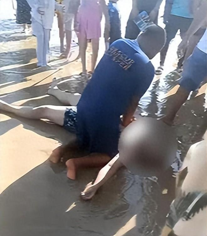 Cứu gia đình ba người khỏi đuối nước, nam du khách gặp sự cố đau lòng Ảnh 1