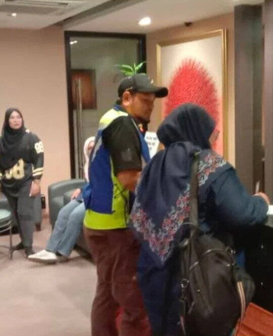 Cặp đôi bị bắt giữ. Ảnh: JAINJ