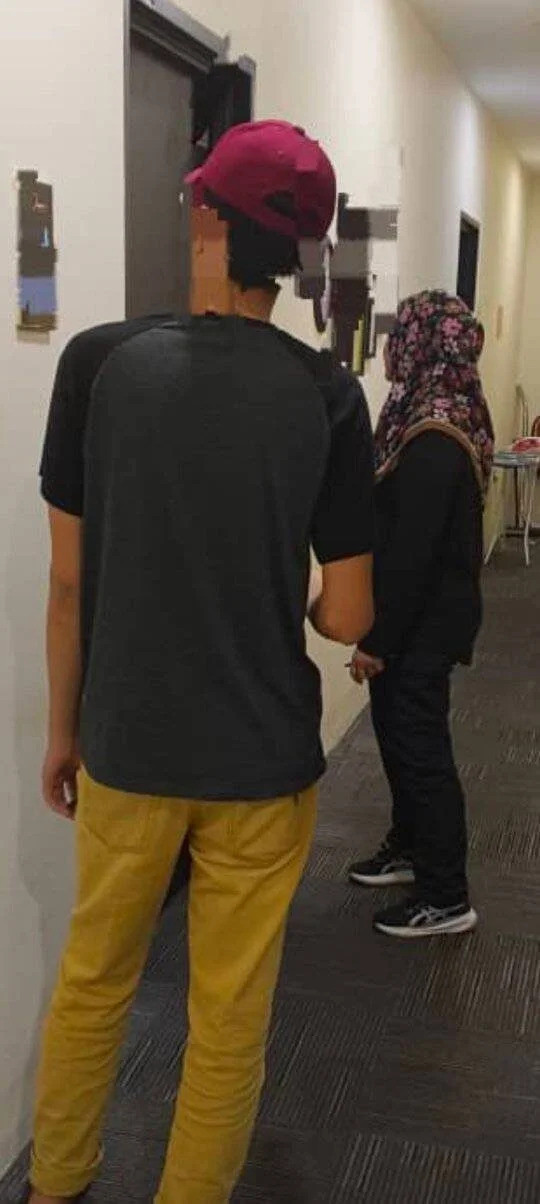 Người đàn ông bị bắt quả tang hẹn hò với người phụ nữ 50 tuổi. Ảnh: JAINJ