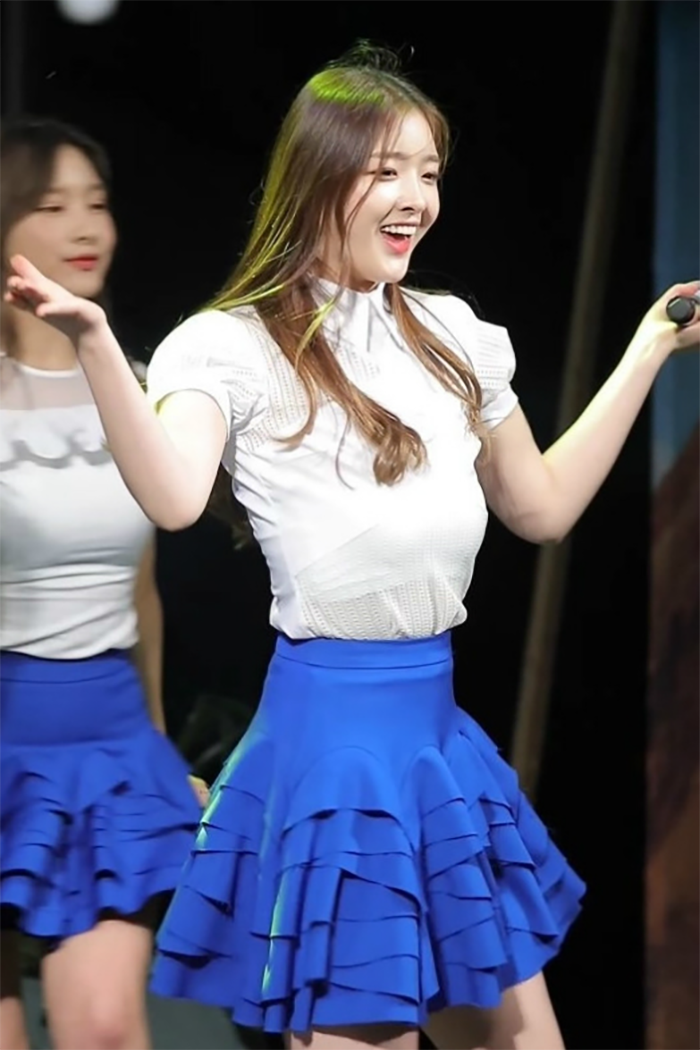 Nữ ca sĩ Ahn Eun Jin từng khiến nhiều người đỏ mặt khi gặp sự cố rơi nội y trên sân khấu. (Ảnh: News)