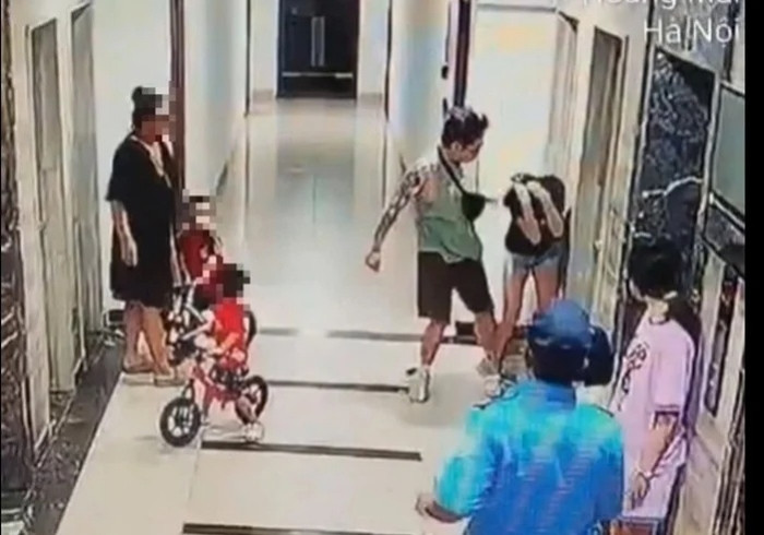 Người phụ nữ áo đen - vợ Thành, dù thấy chồng có hành vi vi phạm pháp luật nhưng lại lặng thinh, không can ngăn.
