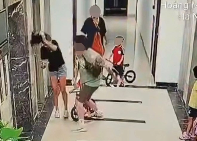 Camera chung cư ghi lại khoảnh khắc chị T. bị Thành hành hung.