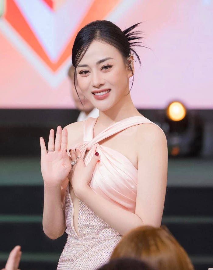 Phương Oanh được khen ngợi vì màn đáp trả bình luận tiêu cực bằng cách khéo léo (Ảnh: Facebook nhân vật). 