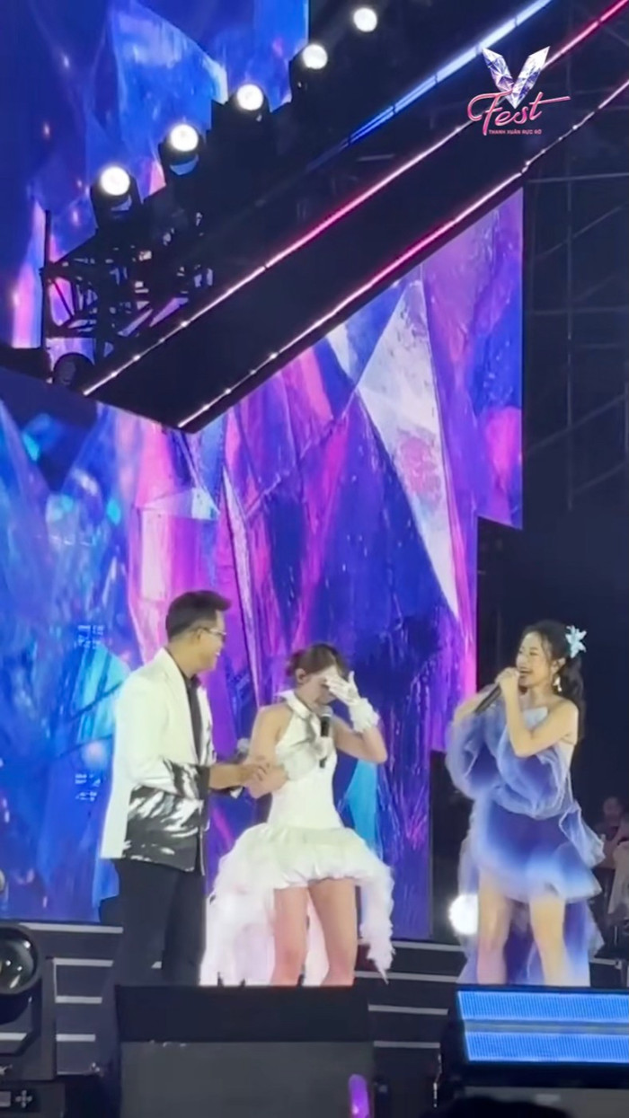 Bích Phương ngại ngùng lấy tay che mặt sau khi khán giả liên tục nhắc tên Tăng Duy Tân. Ảnh: TikTok 24hshowbizvtv