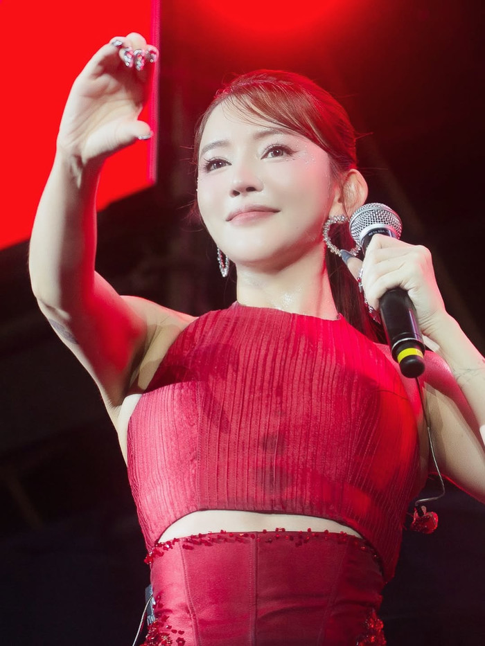 Bích Phương khi biểu diễn trên sân khấu. Ảnh: IGNV