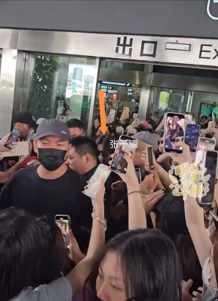 Diễn viên Trương Dư Hi bị fan bao vây khi xuất hiện ở sân bay. Ảnh: QQ