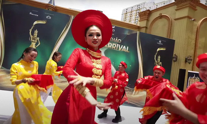 Có thí sinh đeo vòng vàng kín người, hóa thành cô dâu miền Tây. (Ảnh chụp màn hình)