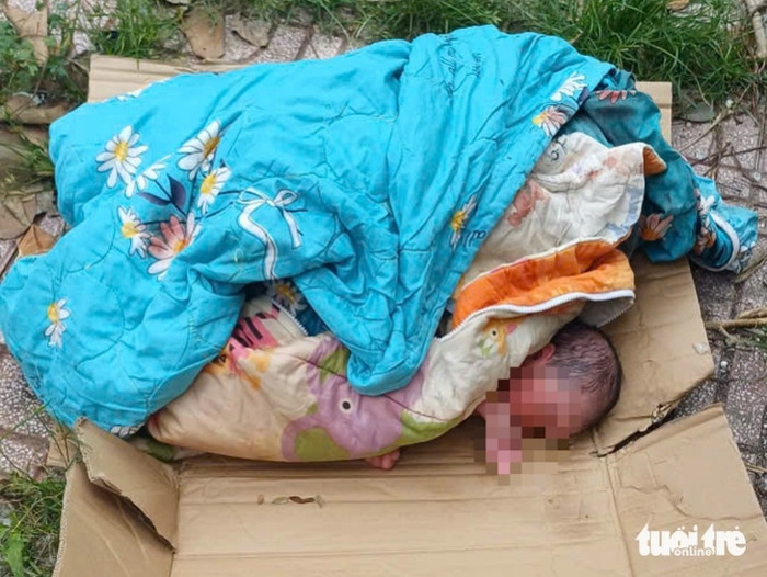 Tình cảnh đáng thương của bé gái bị bỏ rơi thời điểm được người dân phát hiện. Ảnh: Tuổi Trẻ Online