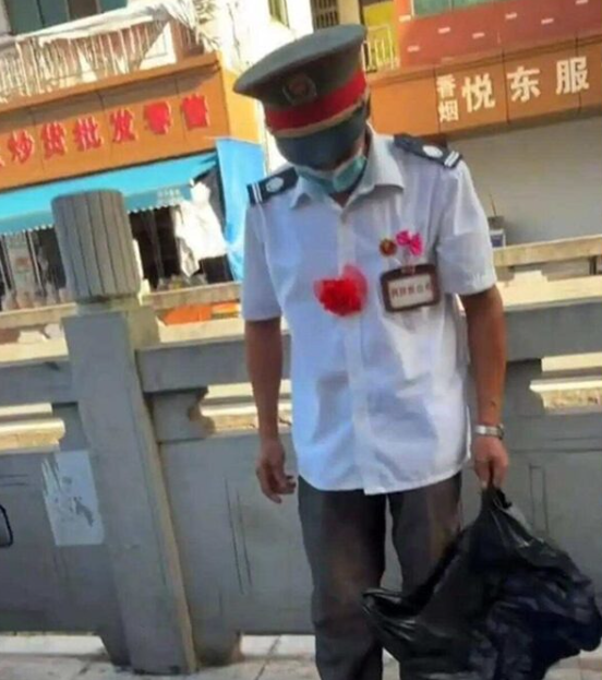 Người đàn ông đem 680 triệu đồng tiền mặt phát miễn phí giữa đường nhưng không ai dám lấy Ảnh 1