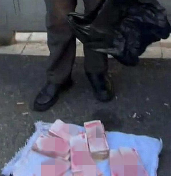 Người đàn ông đem 680 triệu đồng tiền mặt phát miễn phí giữa đường nhưng không ai dám lấy Ảnh 2