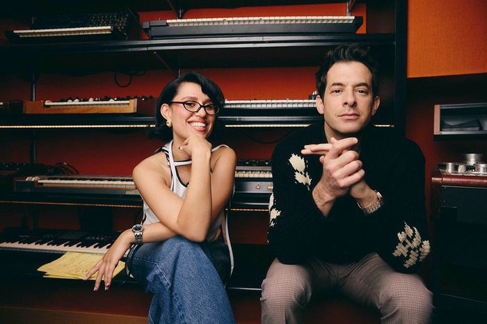 Nữ ca sĩ bật khóc cởi đồ trước hàng nghìn khán giả, lý do khiến nhiều người nghẹn ngào Ảnh 4