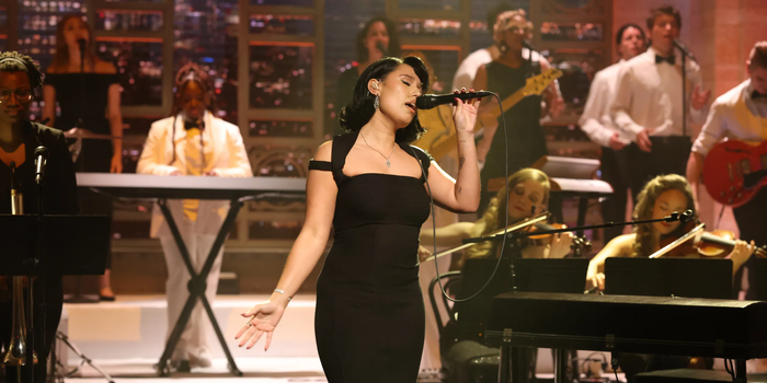 Nữ ca sĩ bật khóc cởi đồ trước hàng nghìn khán giả, lý do khiến nhiều người nghẹn ngào Ảnh 5