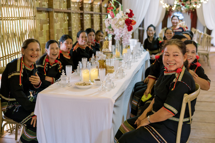 Đại gia đình H'Hen Niê phấn khởi khi có mặt trong ngày vui của nàng hậu. Ảnh: FBNV
