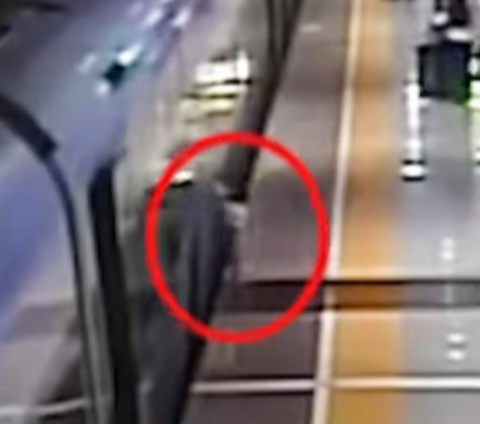 Phẫn nộ cha mẹ mải xem điện thoại, bé trai 2 tuổi rơi lọt xuống khe hở đường ray tàu Ảnh 1