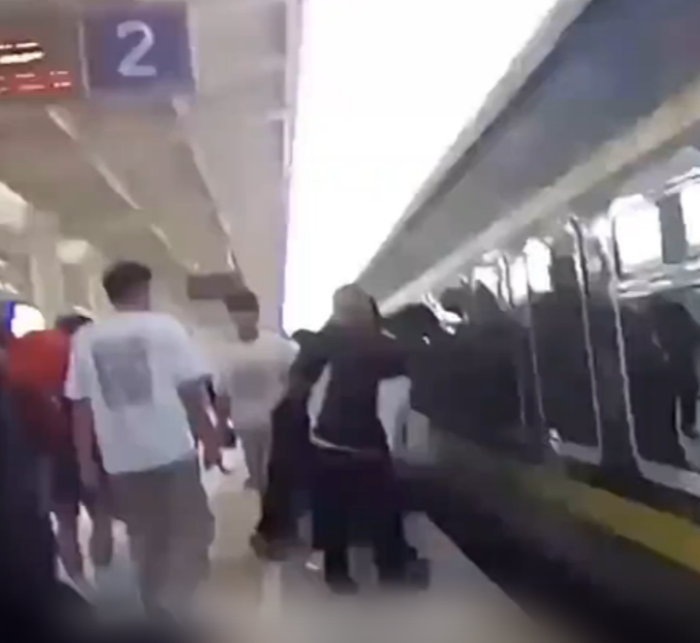 Phẫn nộ cha mẹ mải xem điện thoại, bé trai 2 tuổi rơi lọt xuống khe hở đường ray tàu Ảnh 2