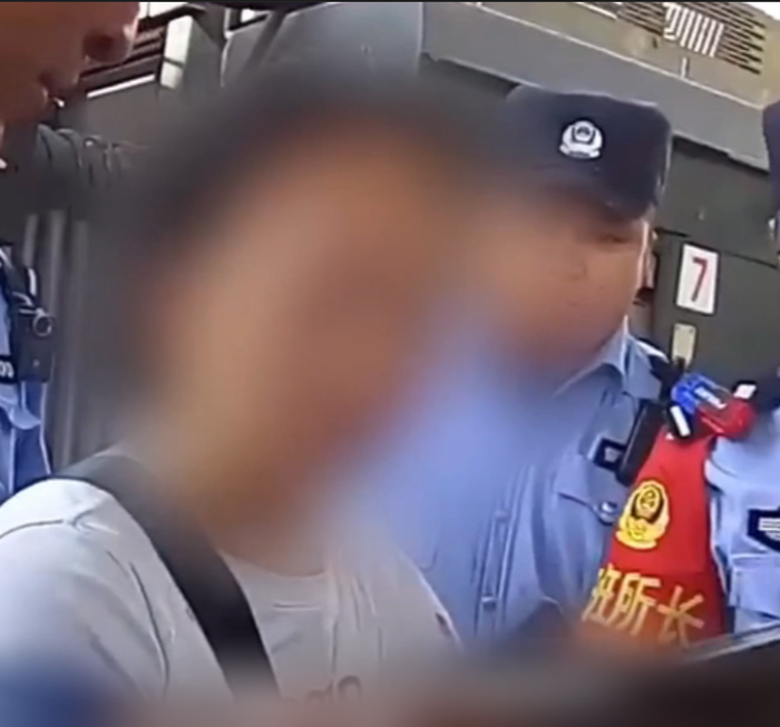 Phẫn nộ cha mẹ mải xem điện thoại, bé trai 2 tuổi rơi lọt xuống khe hở đường ray tàu Ảnh 3