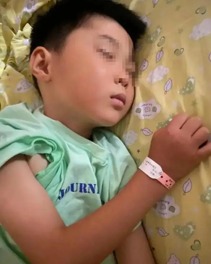 Chơi té nước, bé trai 6 tuổi mắc bệnh hiếm rồi qua đời sau 1 tháng điều trị Ảnh 1