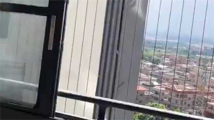 Xôn xao hai đứa trẻ leo ra ngoài ban công tầng 13 chơi đùa như 'hít xà' Ảnh 3
