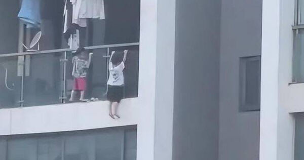 Xôn xao hai đứa trẻ leo ra ngoài ban công tầng 13 chơi đùa như 'hít xà' Ảnh 1