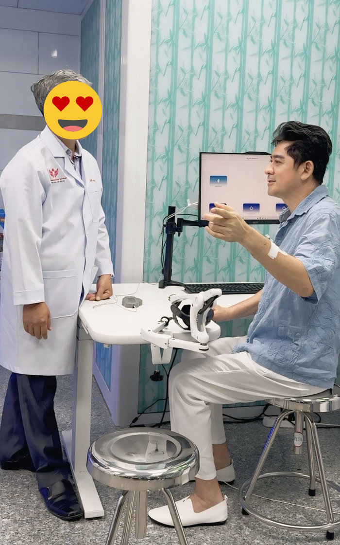 Huỳnh Anh Tuấn được bác sĩ thăm khám tận tình tại bệnh viện. Ảnh: FBNV