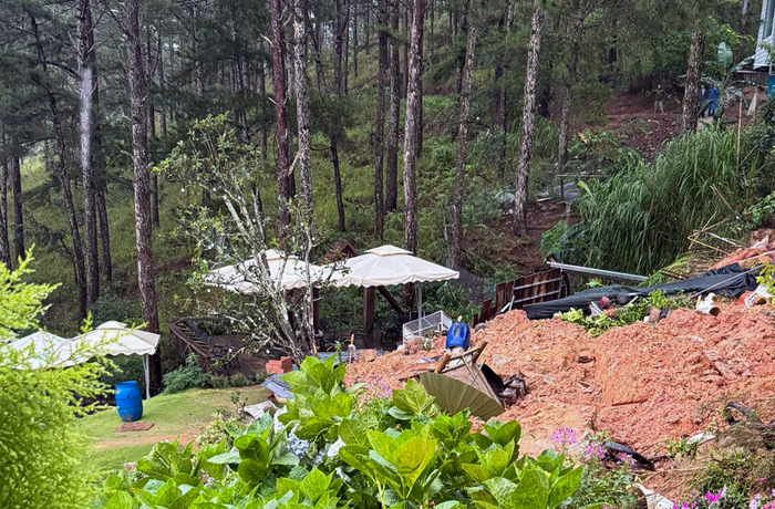 Hiện trường vụ sạt lở nghiêm trọng khiến hai người tử vong khi đang uống cà phê. Ảnh: Bình Dương 24H