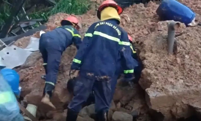 Hình ảnh đội cứu hộ nhanh chóng có mặt tại hiện trường để thực hiện công tác cứu hộ. Ảnh: Click49