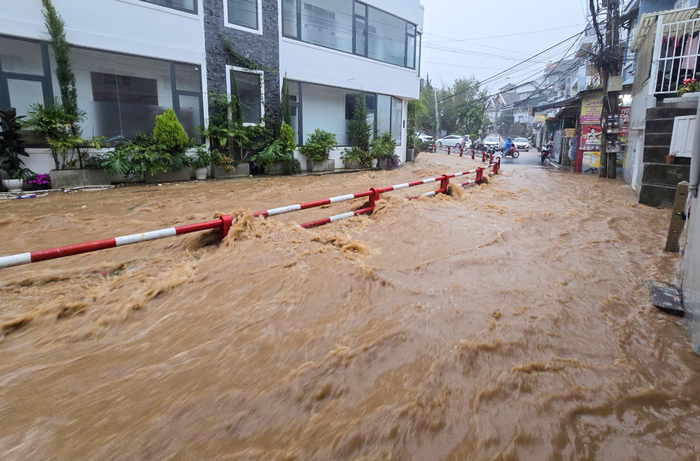 Mưa lớn dẫn đến đường ngập lụt nặng gây khó khăn cho việc di chuyển của người dân. Ảnh: N.X