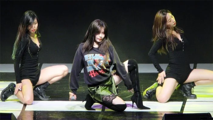 Sân khấu trình diễn của nữ ca sĩ HyunA vào năm 2019 luôn được nhắc lại như một ví dụ điển hình cho sự lố lăng. 