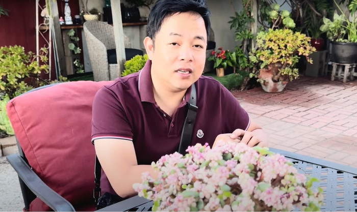 Quang Lê kể lại tình huống dở khóc dở cười, bị nghi trộm đồng hồ trị giá mười mấy nghìn đô la. (Ảnh chụp màn hình từ YouTube nghệ sĩ Thúy Nga)