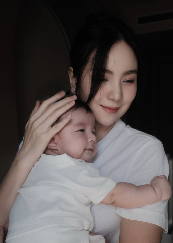 MC Mai Ngọc hạnh phúc bế con trai vào lòng. Ảnh: FBNV
