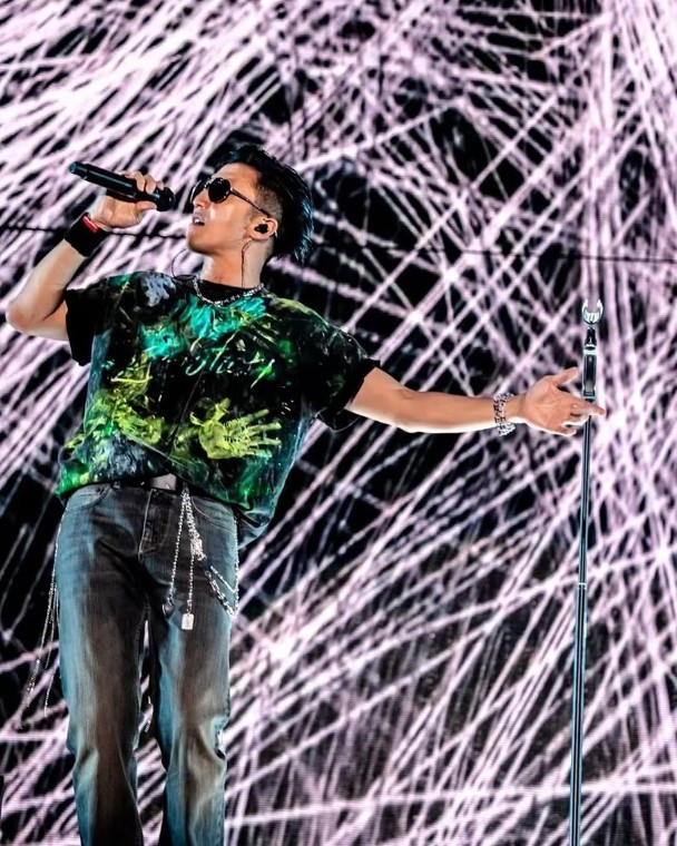 Tạ Đình Phong mặc chiếc áo độc bản trên sân khấu, cậu con trai 17 tuổi góp công lớn Ảnh 3