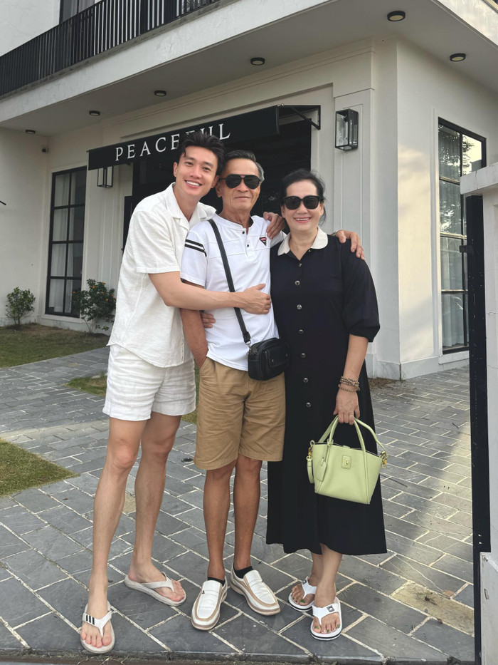 Quốc Trường chia sẻ khoảnh khắc bên ba mẹ. Ảnh: FBNV