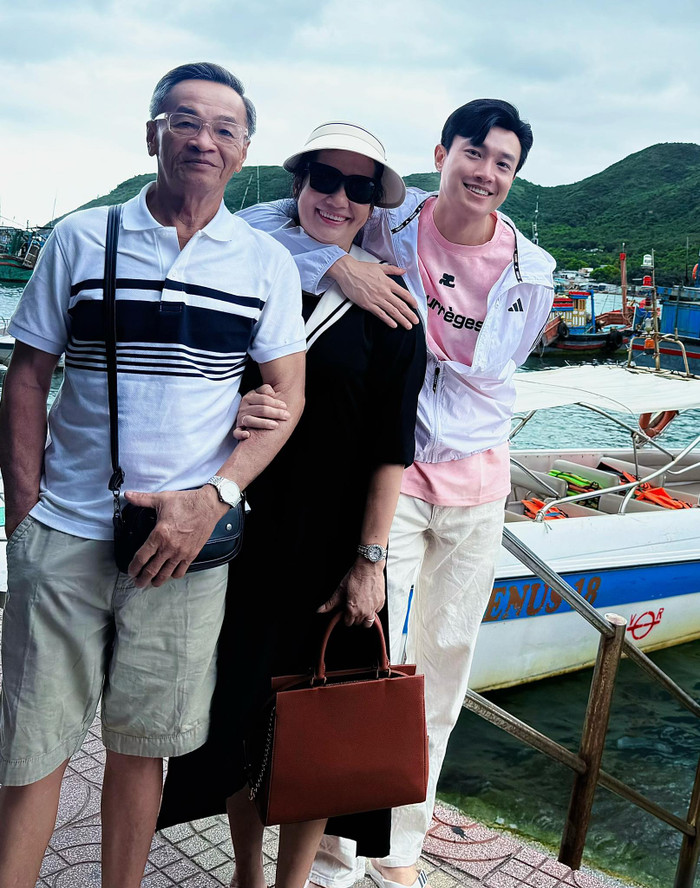 Nam diễn viên thường dành thời gian bên gia đình. Ảnh: FBNV