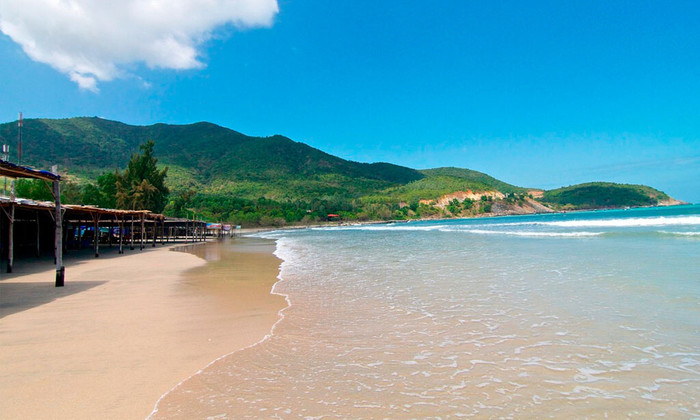 Bãi biển nguyên sơ cực đẹp mắt và thư thái.