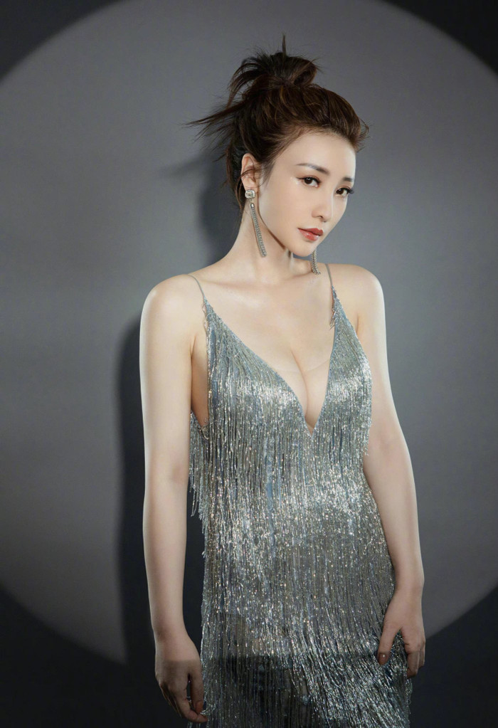 Liễu Nham là nạn nhân nhưng phải đi xin lỗi. (Ảnh: Weibo)