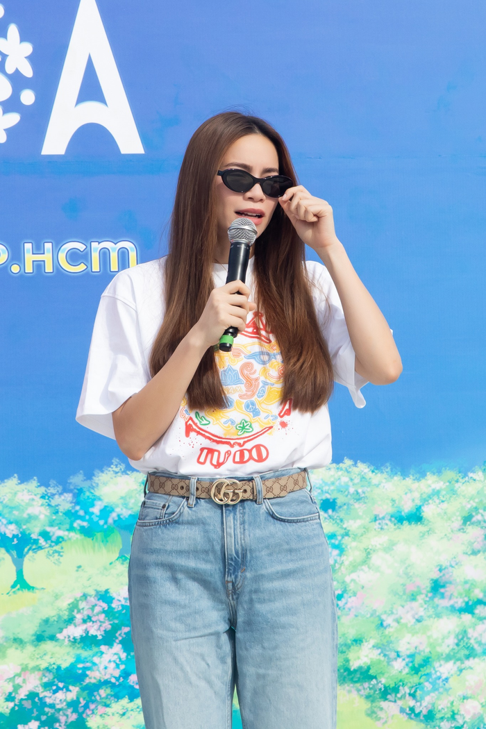 Hồ Ngọc Hà diện trang phục giản dị đi trồng cây mới đây. (Ảnh: FBNV)