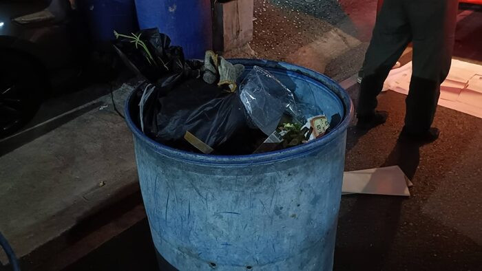 Vật lạ rơi ra từ xe rác, nam công nhân hốt rác 'tái mặt' sau khi kiểm tra Ảnh 2