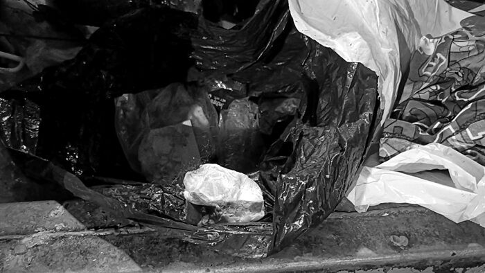 Vật lạ rơi ra từ xe rác, nam công nhân hốt rác 'tái mặt' sau khi kiểm tra Ảnh 3