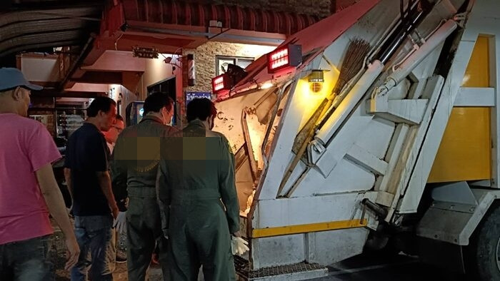 Vật lạ rơi ra từ xe rác, nam công nhân hốt rác 'tái mặt' sau khi kiểm tra Ảnh 1