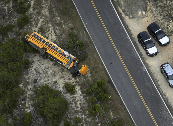 Khoảnh khắc xe buýt bị lật ngang trên đường. Ảnh: AP