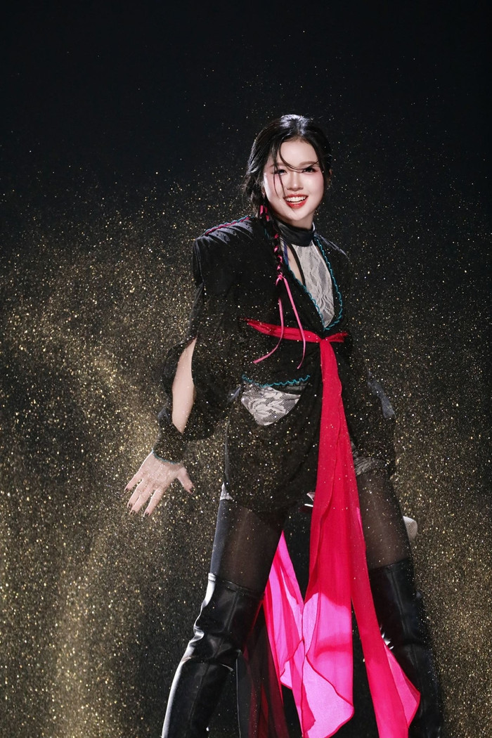 Nữ ca sĩ Việt gây xôn xao khi diện bikini nhảy múa trên bãi biển Ảnh 2