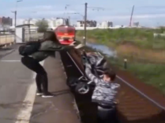 Clip: Người mẹ tuột tay đẩy con vào đường ray tàu, may mắn được chàng trai giải cứu trong gang tấc Ảnh 2