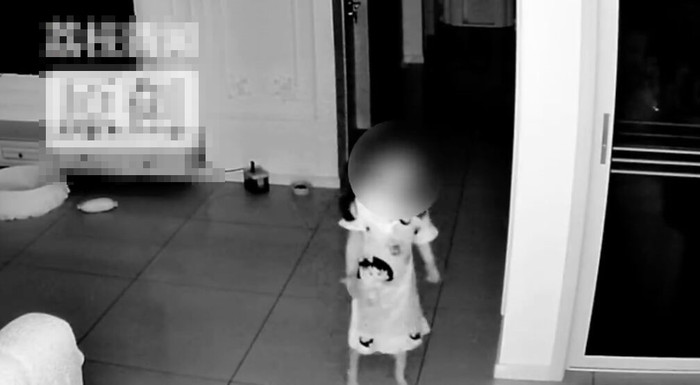 Kiểm tra camera, người mẹ sững sờ trước hành động của con gái 5 tuổi vào rạng sáng Ảnh 1
