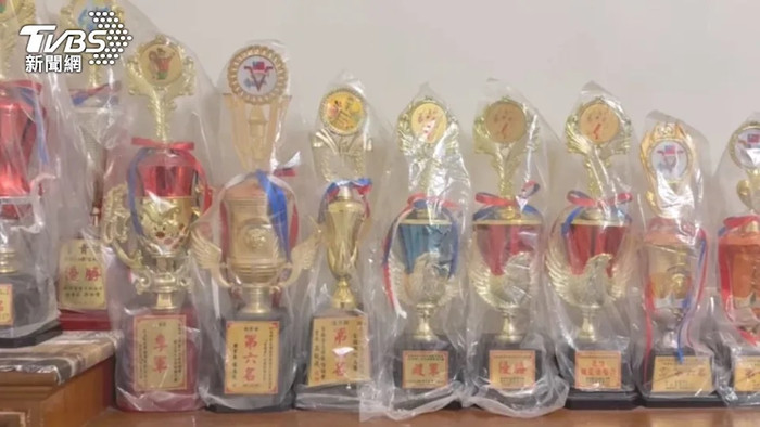 Cụ ông 83 tuổi đột ngột ngã gục xuống sân khấu, qua đời khi đang thi hát Ảnh 2