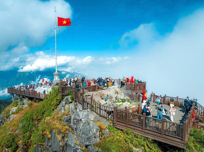 Ngoài ruộng lúa, Sa Pa còn hấp dẫn bởi đỉnh Fansipan - “nóc nhà Đông Dương”, nơi bạn có thể ngắm toàn cảnh biển mây bồng bềnh ôm trọn thung lũng. Cáp treo hiện đại giúp hành trình lên đỉnh dễ dàng hơn, nhưng vẫn giữ nguyên cảm giác choáng ngợp khi đứng giữa mây trời. Ảnh: Internet